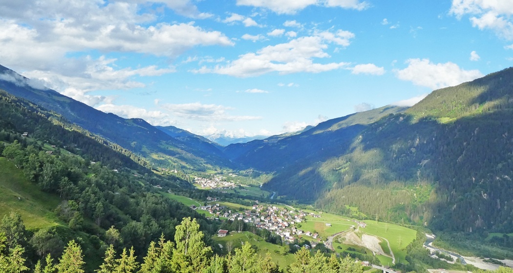 Das Foto zeigt die Feuerstelle Chic in Sumvitg mit der Übersicht in Richtung Trun