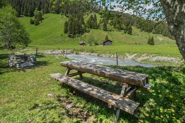 Auf dem Bild sieht man die Feuerstelle Ladral in Andiast.