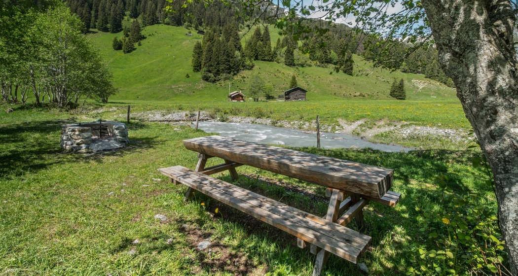 Auf dem Bild sieht man die Feuerstelle Ladral in Andiast.