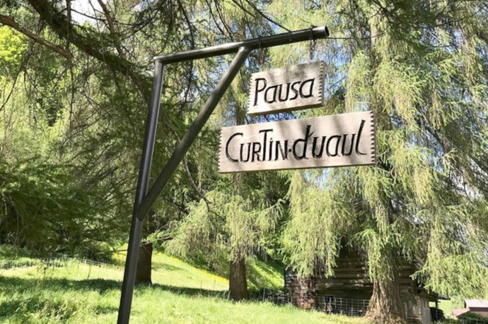 Das Foto zeigt den Eingang bei der Feuerstelle Curtin d'uaul