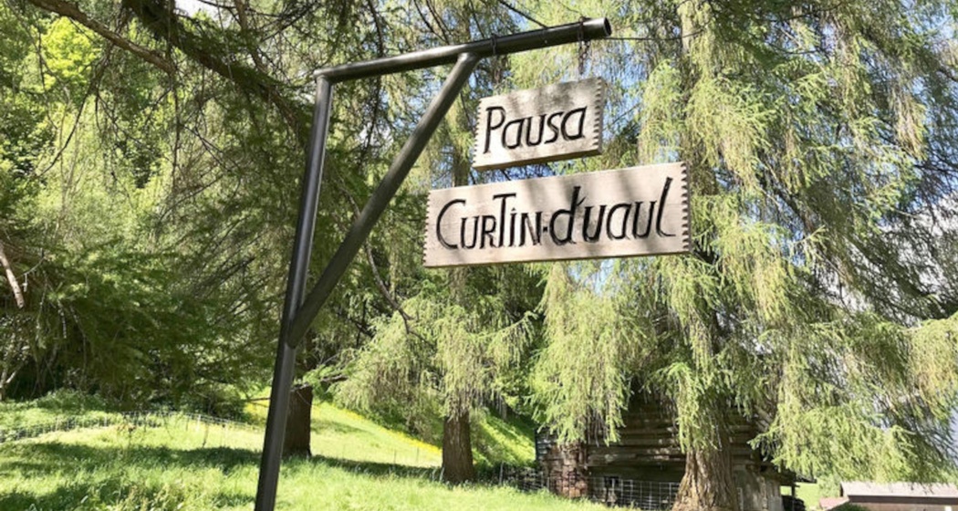 Das Foto zeigt den Eingang bei der Feuerstelle Curtin d'uaul