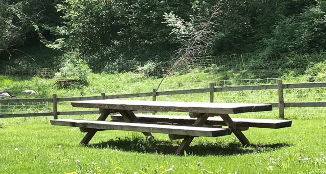 Das Foto zeigt die Sitzbank der Feuerstelle Curtin d'uaul