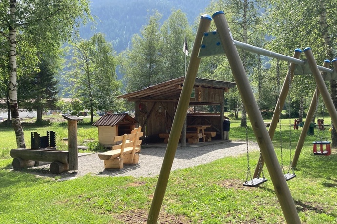 Das Foto zeigt die Feuerstelle Igniu in Rabius