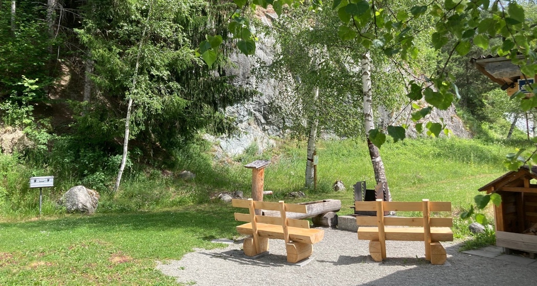 Das Foto zeigt die Feuerstelle Igniu in Rabius