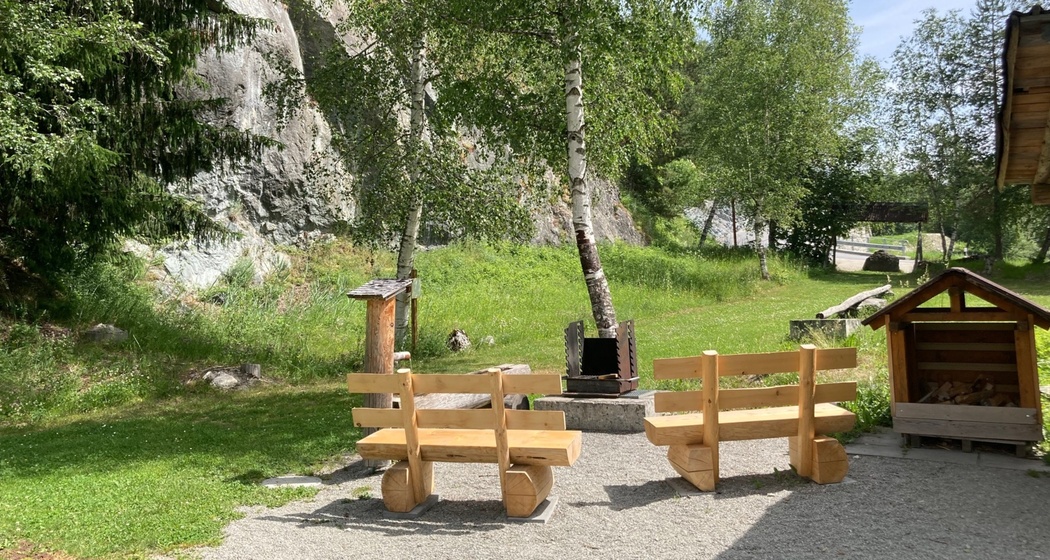 Das Foto zeigt die Feuerstelle Igniu in Rabius