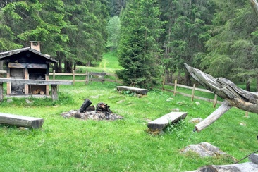 Das Foto zeigt die Feuerstelle mit Cheminée Runcahez