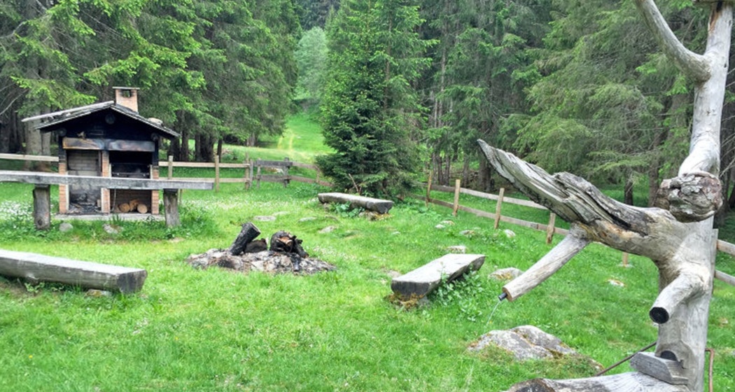 Das Foto zeigt die Feuerstelle mit Cheminée Runcahez