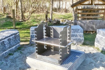 Das Foto zeigt die Feuerstelle Plaun Petschen in Cumpadials