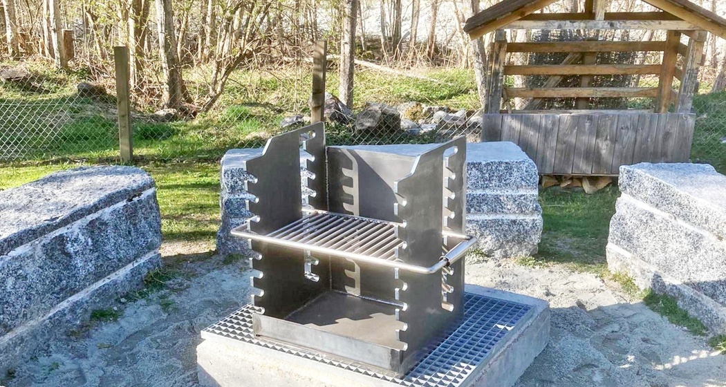 Das Foto zeigt die Feuerstelle Plaun Petschen in Cumpadials