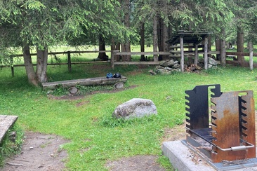 Das Foto zeigt die Feuerstelle Val Tenigia in Sumvitg