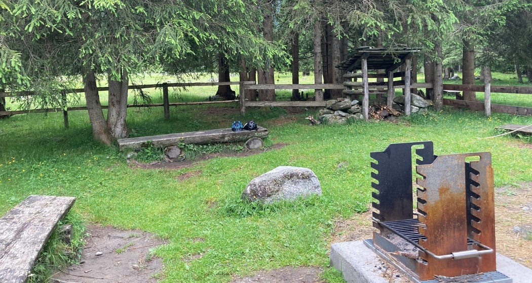 Das Foto zeigt die Feuerstelle Val Tenigia in Sumvitg