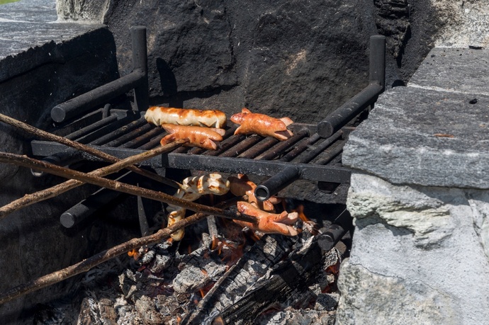 Nahaufnahme einer Feuerstelle beim grillen.