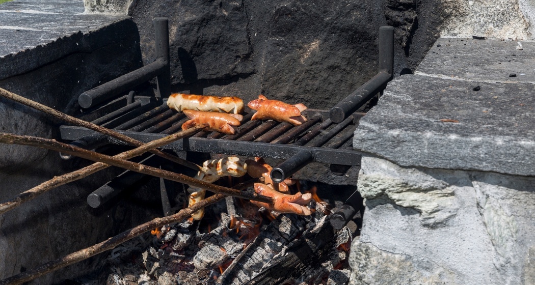 Nahaufnahme einer Feuerstelle beim grillen.