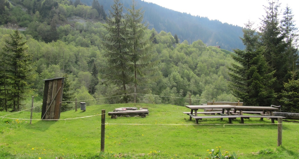 Auf dem Bild sieht man die Feuerstelle Plaun Asch in Andiast.