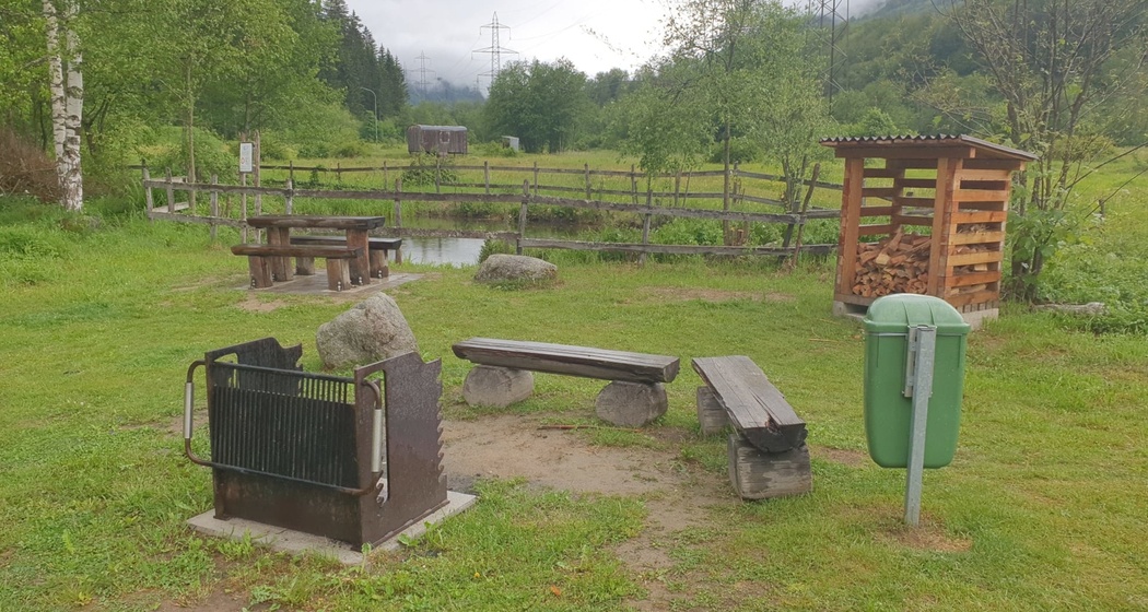 Das Foto zeigt die Feuerstelle Rensch in Trun