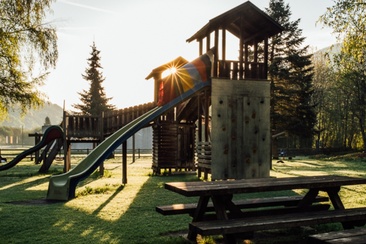 Das Foto zeigt den Spielplatz in Trun