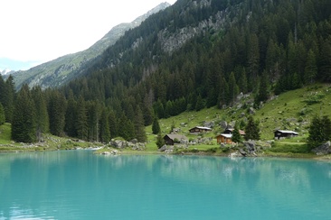 Das Foto zeigt den Bergsee neben dem Grillplatz Val Russein