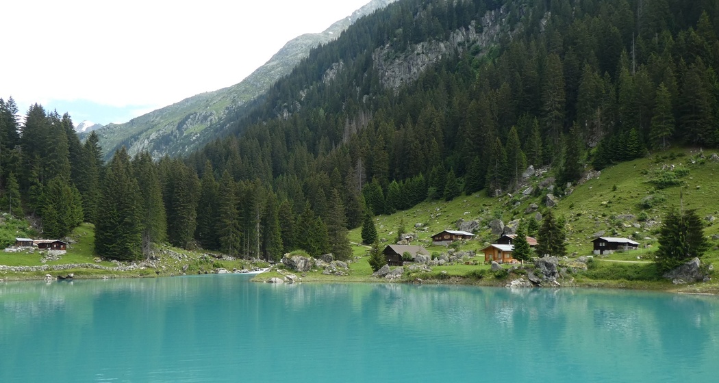 Das Foto zeigt den Bergsee neben dem Grillplatz Val Russein