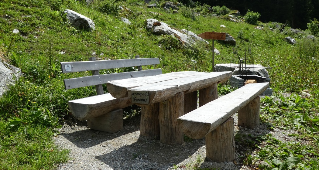 Das Foto zeigt den Grillplatz Val Russein