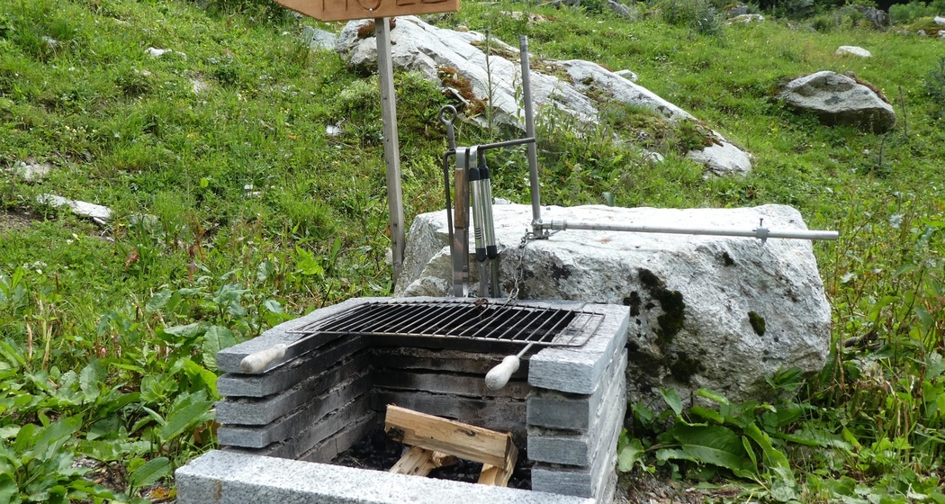 Das Foto zeigt den Grillplatz Val Russein