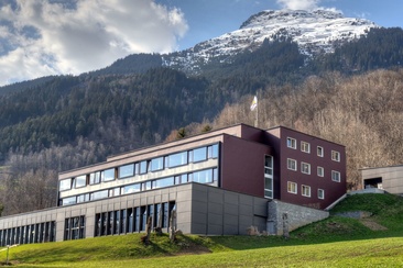 Das Foto zeigt das Hallenbad Casa Depuoz von Aussen