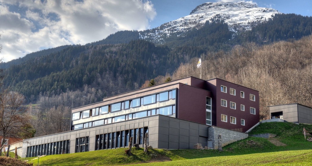 Das Foto zeigt das Hallenbad Casa Depuoz von Aussen