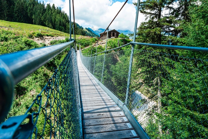 Das Foto zeigt die Hängebrücke in Val Sumvitg