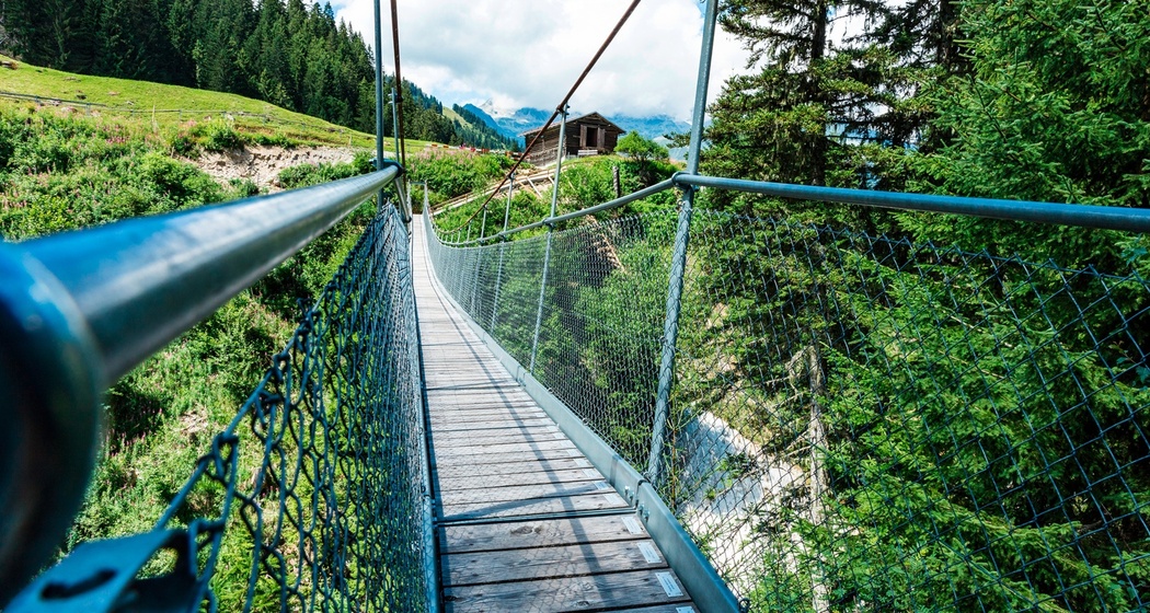 Das Foto zeigt die Hängebrücke in Val Sumvitg