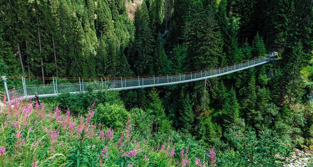 Das Foto zeigt die Hängebrücke in Val Sumvitg