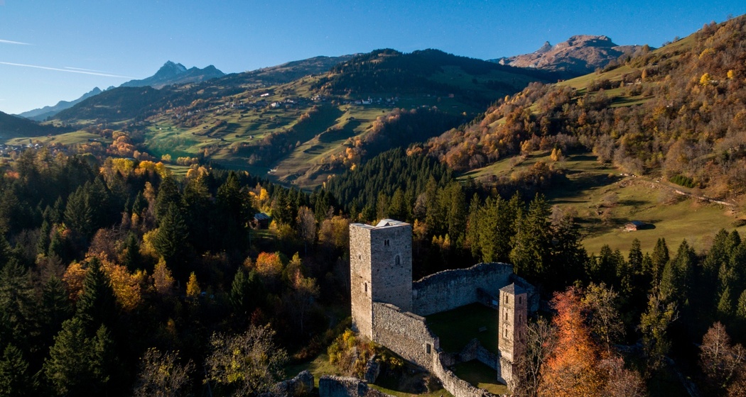 Drohnenaufnahme der Burganlage Jörgenberg.
