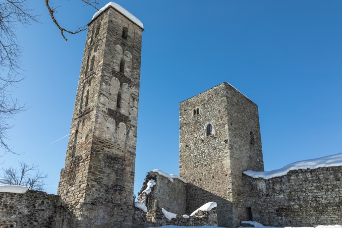 Aufnahme der Burganlage Jörgenberg im Winter.