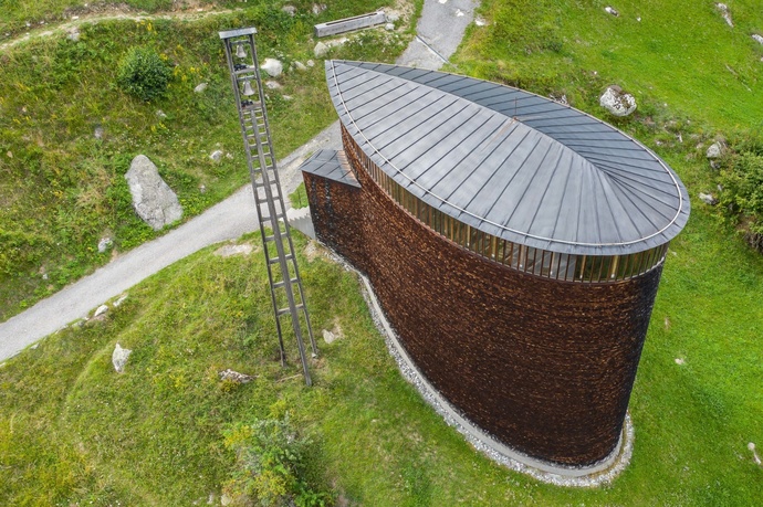Das Foto zeigt die Kapelle Sogn Benedetg in Sumvitg