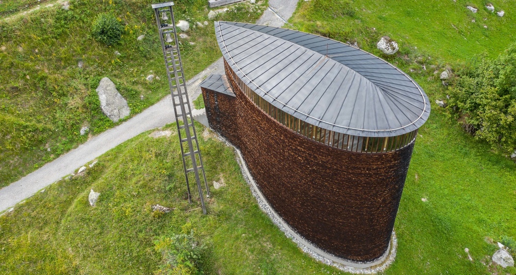 Das Foto zeigt die Kapelle Sogn Benedetg in Sumvitg
