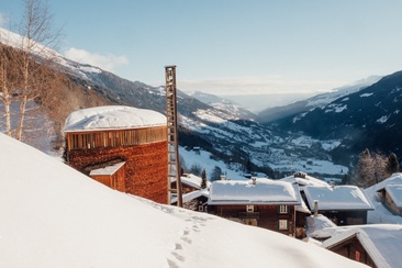 Das Foto zeigt die Kapelle Sogn Benedetg in Sumvitg im Winter