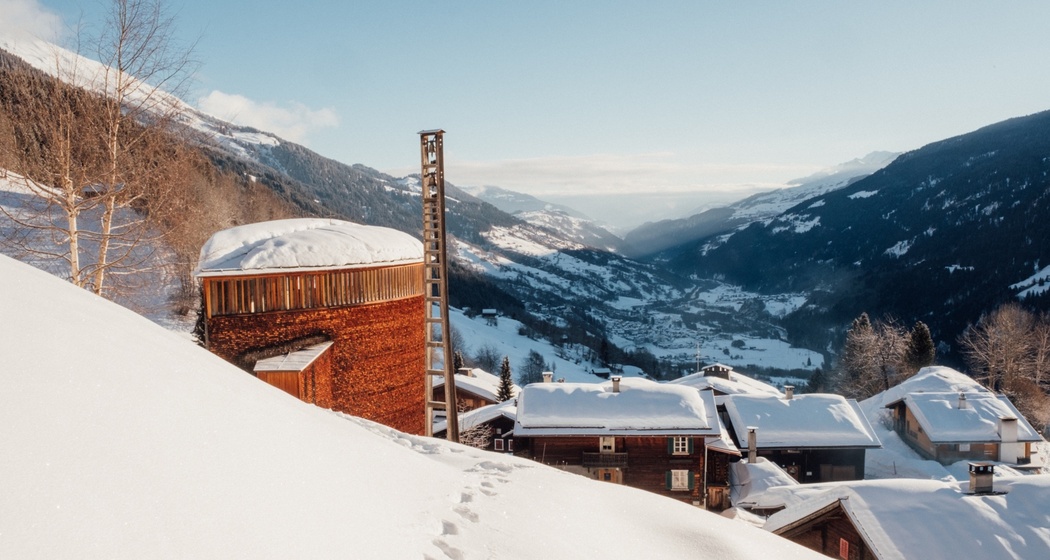 Das Foto zeigt die Kapelle Sogn Benedetg in Sumvitg im Winter