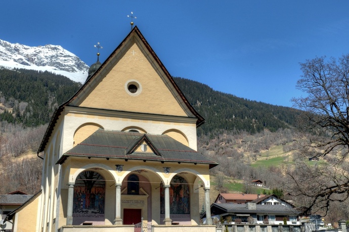 Das Foto zeigt die Kapelle St. Anna in Trun