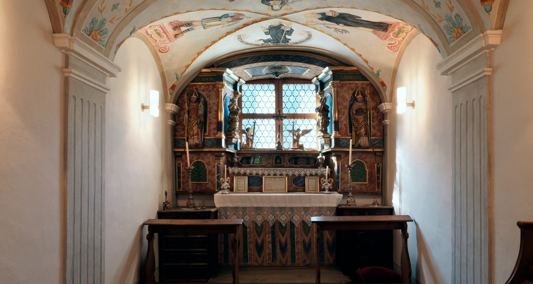 Das Foto zeigt die Kapelle St. Apollonia in Trun