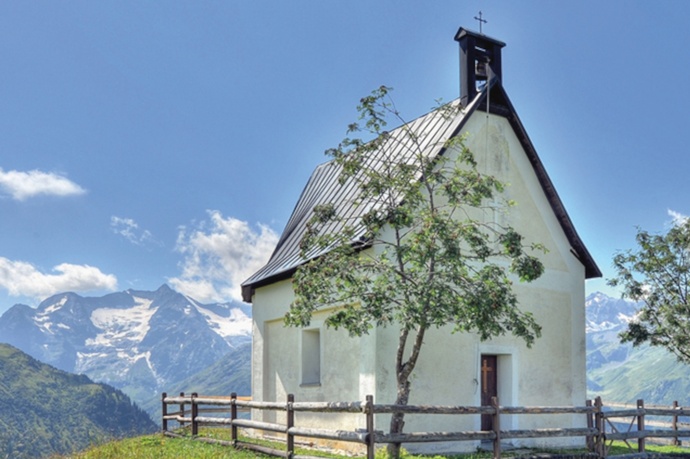 Das Foto zeigt die Kapelle St. Brida in Alp Nadels