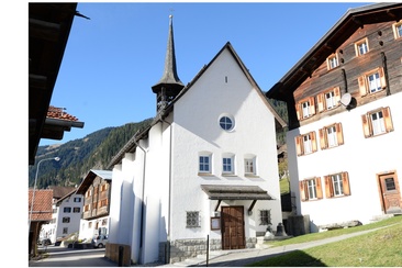 Das Foto zeigt die Kapelle St. Josef in Cumpadials