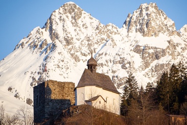 Das Foto zeigt die Kapelle St. Maria zum Schnee in Schlans
