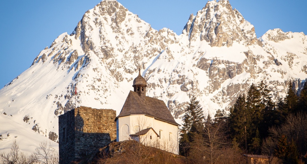 Das Foto zeigt die Kapelle St. Maria zum Schnee in Schlans