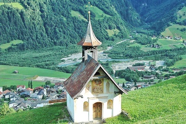 Das Foto zeigt die Kapelle St. Michael in Camieschas