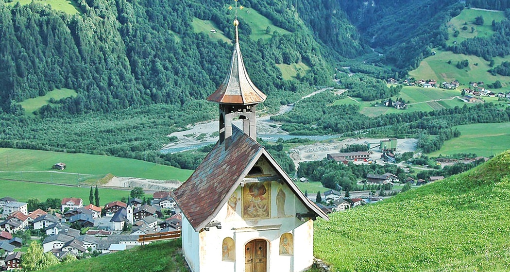 Das Foto zeigt die Kapelle St. Michael in Camieschas