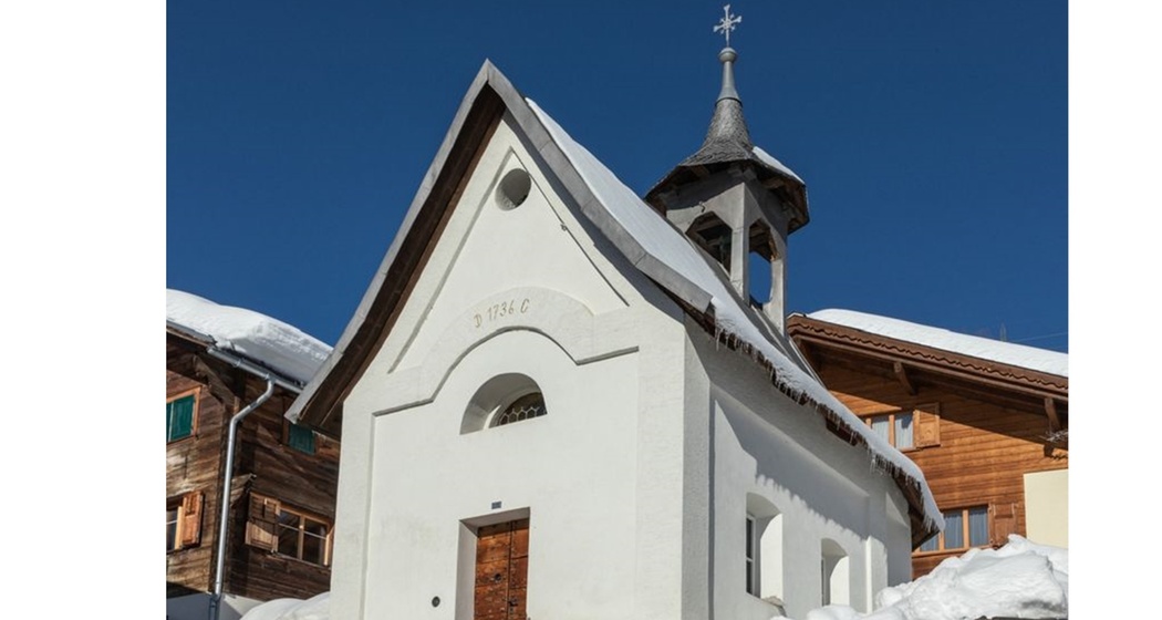 Aufnahme der Kapelle Nossa dunna dallas dolurs in Andiast.