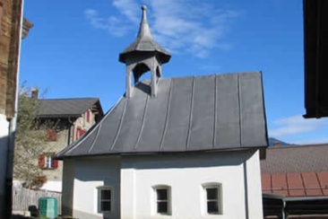 Aufnahme der Kapelle Nossa dunna dallas dolurs in Andiast.