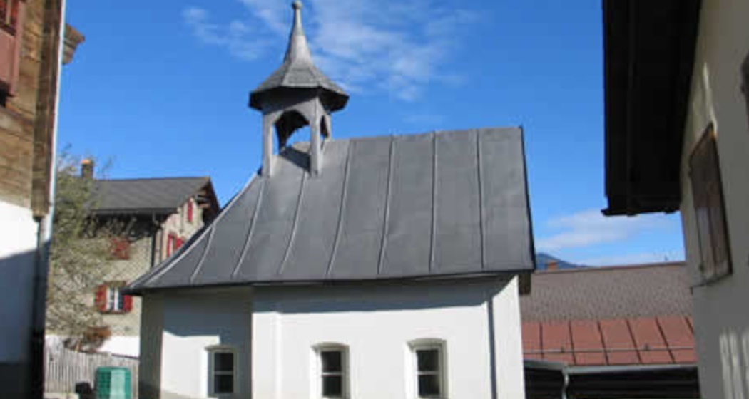 Aufnahme der Kapelle Nossa dunna dallas dolurs in Andiast.