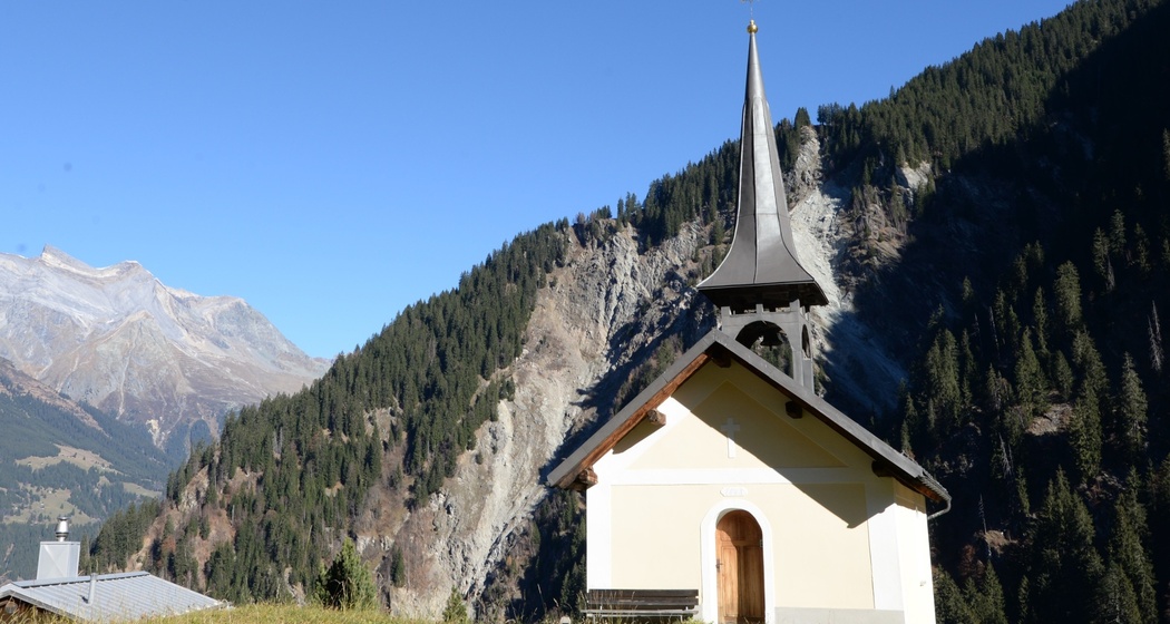 Das Foto zeigt die Kapelle St. Paulus in Sumvitg