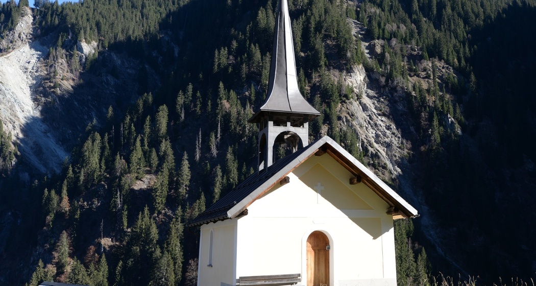 Das Foto zeigt die Kapelle St. Paulus in Sumvitg