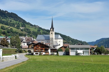 Das Foto zeigt die Pfarrkirche St. Martin in Trun
