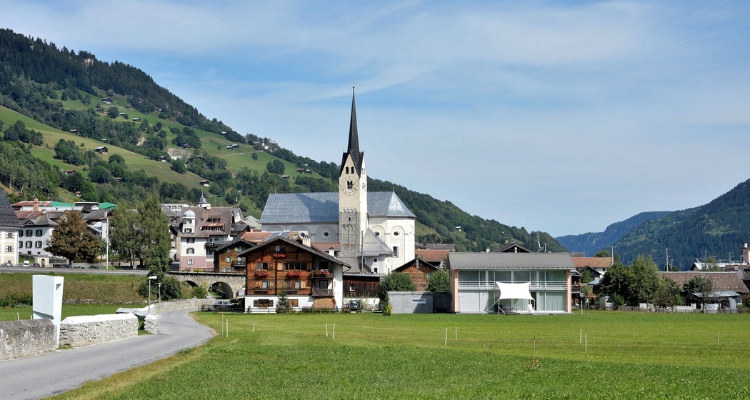 Das Foto zeigt die Pfarrkirche St. Martin in Trun
